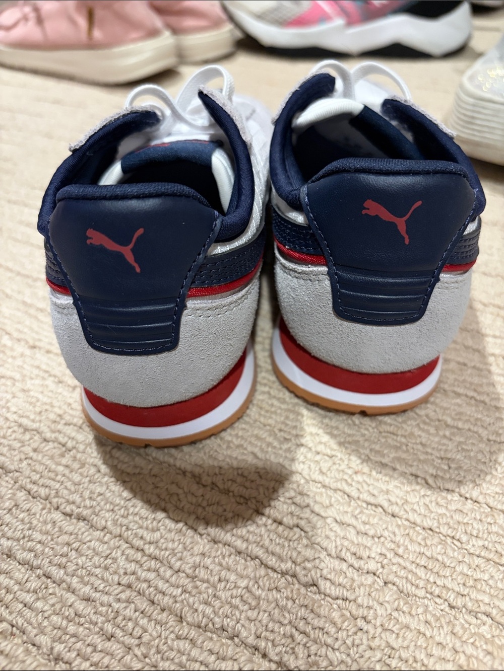 Puma boys Classic Low-Top Sneakers in Light Gray and White - Picture 2 of 5